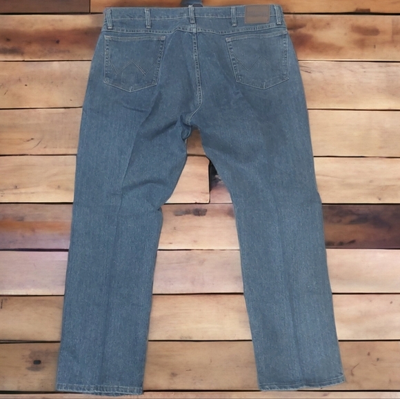 Wrangler Rugged Wear Jeans Men Size 42x32 Light Wash Blue Denim Straight Leg - Picture 4 of 4